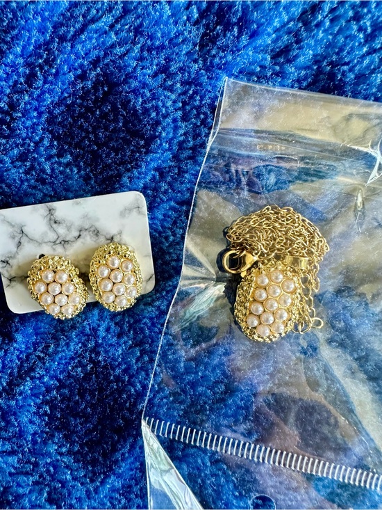 Jewelry - NEW Gold Pearl Necklace and Earrings Set